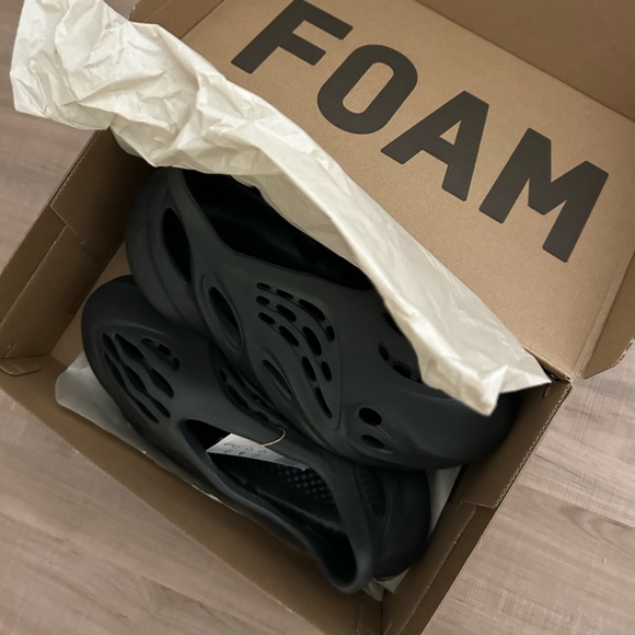 Brand new never worn in a box, they say to size up but they’re true to size -10 - Picture 5 of 5